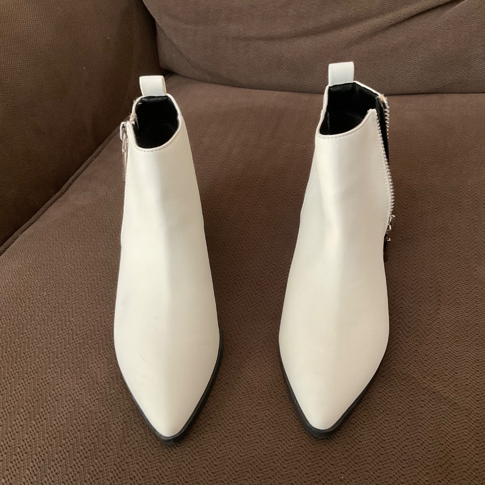 White Point Toe Ankle boots